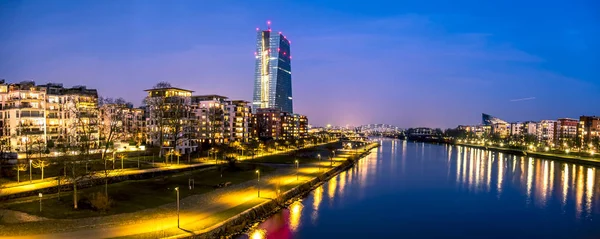 O horizonte de Frankfurt, Alemanha, com a torre do Banco Central Europeu à noite - Todos os logotipos e marcas removidas — Fotografia de Stock