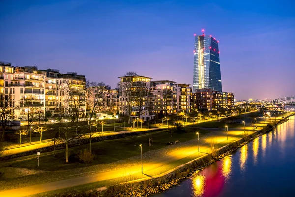 O horizonte de Frankfurt, Alemanha, com a torre do Banco Central Europeu à noite - Todos os logotipos e marcas removidas — Fotografia de Stock