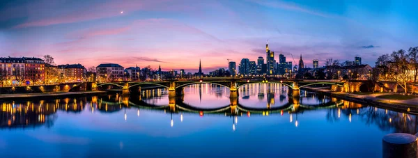 El sol se pone sobre el horizonte de Franfurt Main - Alemania — Foto de Stock