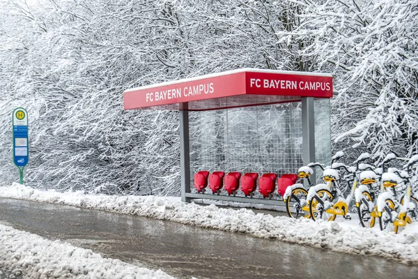 Monachium, Niemcy - 18 luty 2018: Bayern Campus jest pokryta śniegiem po burzy śnieżnej — Zdjęcie stockowe