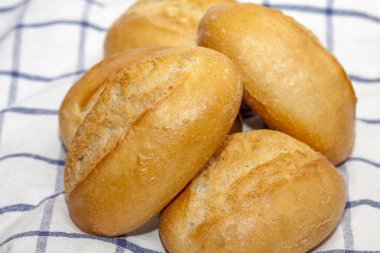 Bir havlu üzerinde taze ekmek rulo