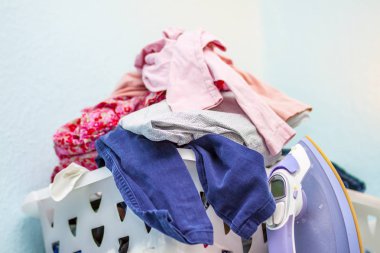 Sepet elbise dolu Ütü ihtiyacı