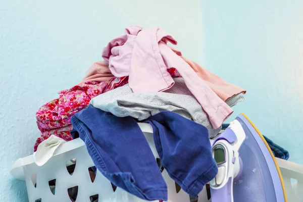 Cesta cheia de roupas precisa de passar a ferro — Fotografia de Stock
