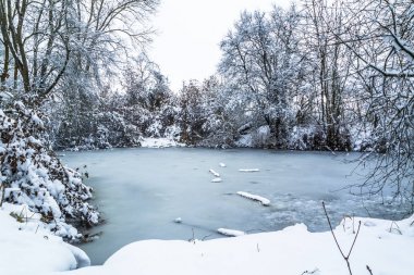 Kısım kışın donmuş gölet ve çevresindeki yol