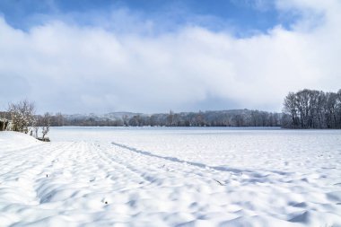 Kış manzarası ile kırsal ve ağaçlar ve ufuk tepelerde kar alana