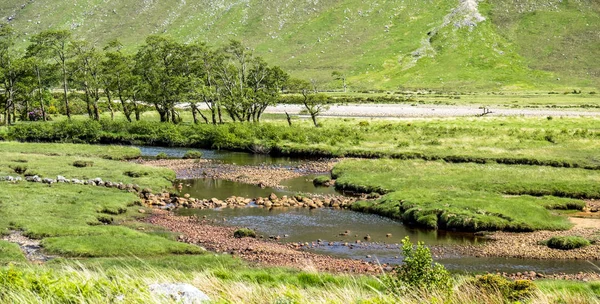 Glen Etive paradisiska landskap med mynningen av River Etive, Skottland — Stockfoto