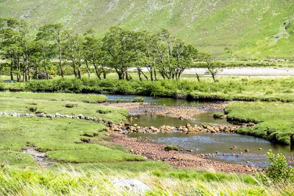 Glen Etive paradisiska landskap med mynningen av River Etive, Skottland — Stockfoto