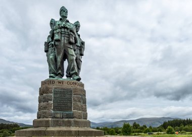 Spean Bridge, İskoçya - 31 Mayıs 2017: İkinci Dünya Savaşı sırasında geçirilen İngiliz komando güçlerinin erkekler adanmış bir anıt