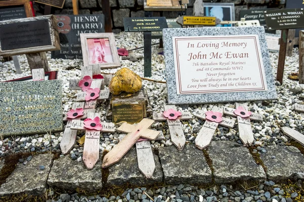 Spean Bridge, Schottland - 31. Mai 2017: Gedenkstätte für die Gefallenen mit Mohn und Kreuzen — Stockfoto