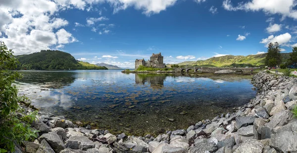 Eilean Donan κάστρο κατά τη διάρκεια μια ζεστή καλοκαιρινή μέρα - Dornie, Σκωτία — Φωτογραφία Αρχείου
