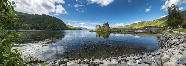 Castillo de Eilean Donan durante un cálido día de verano - Dornie, Escocia — Foto de Stock