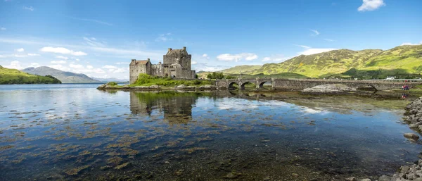 Eilean 多南城堡在一个温暖的夏天天-Dornie, 苏格兰 — 图库照片