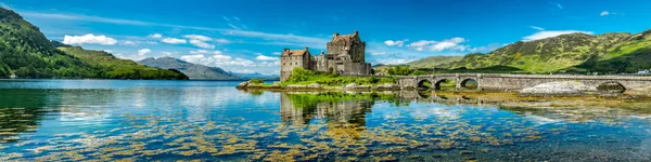 Eilean Donan Kasteel tijdens een warme zomerdag - Dornie, Schotland — Stockfoto