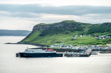 Outer hebrides olan liman bağlantısı ile Uig şehrin görünümü
