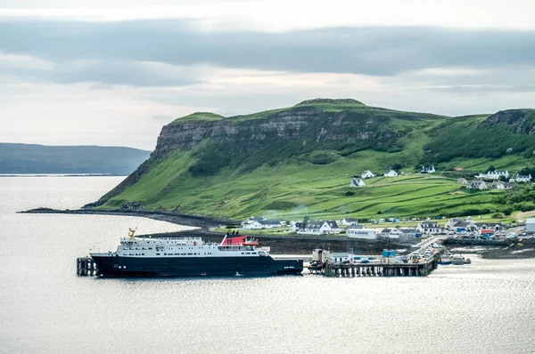 Utsikt över stan Uig med dess hamn anslutning till Yttre Hebriderna — Stockfoto