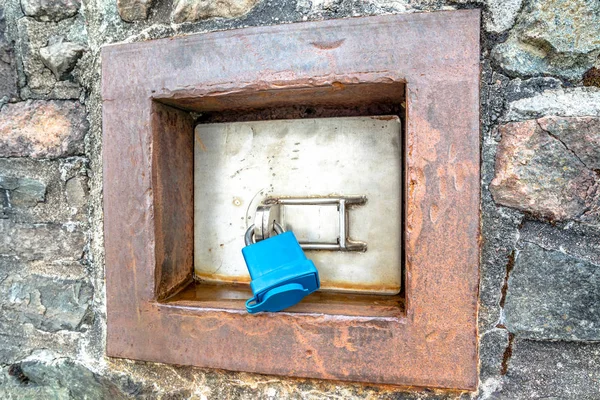 Açık güvenli kilit ile bir duvar inşa — Stok fotoğraf