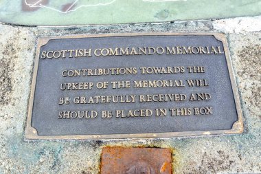 Spean Bridge, İskoçya - 31 Mayıs 2017:Sign komando anıt katkı kutu açıklayan