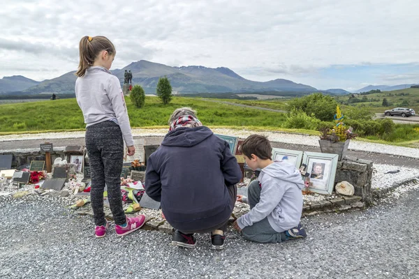 Speanbrücke, Schottland - 31. Mai 2017: Familie besucht Kommando-Gedenkstätte — Stockfoto