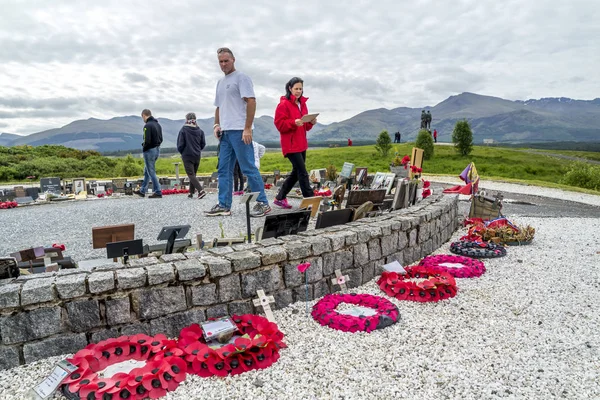 Spean Bridge, Schottland - 31. Mai 2017: Gedenkstätte für die Gefallenen mit Mohn und Kreuzen — Stockfoto