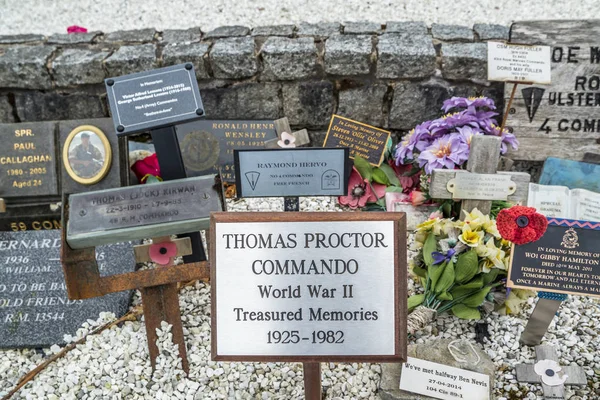 Spean Bridge, Schottland - 31. Mai 2017: Gedenkstätte für die Gefallenen mit Mohn und Kreuzen — Stockfoto