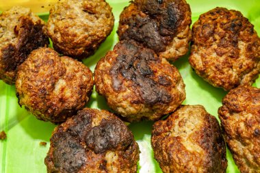 Ev sığır eti köfte yeşil plaka üzerinde yapılan