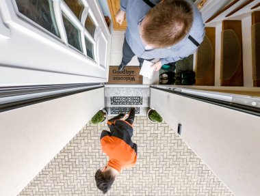 Postacı parsel müşteri dor - havadan görünümü teslim