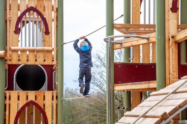 Mutlu çocuk parkta çıkarken