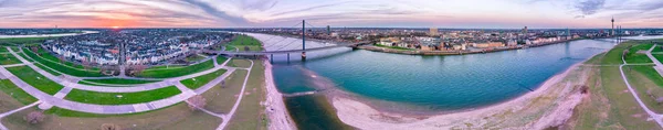 Luchtfoto uitzicht van Düsseldorf in Duitsland met de beroemde partij aeria genaamd langste bar van de wereld-Europa - alle merken en logo's verwijderd — Stockfoto