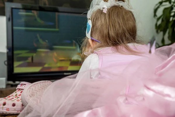 Niña vestida como princesa viendo televisión —  Fotos de Stock