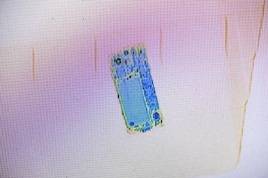 Ekran görüntüsü bir çanta bir akıllı telefon ile x-ışını