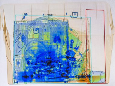 X-ışını ekran görüntüsü ile bir sprey şişesinde bir kutu, bir şişe su, bir dizüstü bilgisayar ve bir kamera çantası