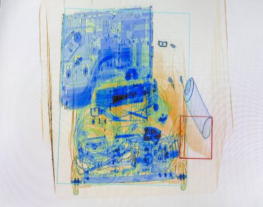 X-ışını ekran görüntüsü ile bir sprey şişesinde bir kutu, bir şişe su, bir dizüstü bilgisayar ve bir kamera çantası