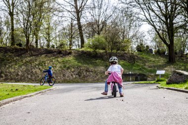 küçük kız üzerinde pembe bisiklet sürme