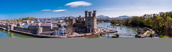 Silhuett av Caernafon, Gwynedd i Wales - Storbritannien — Stockfoto