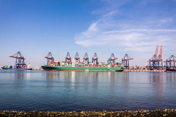 荷兰鹿特丹-2018年4月20日: 在鹿特丹港装载集装箱船的大型港口起重机 — 图库照片