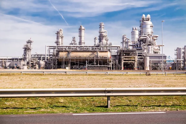 Tain, Велика Британія - 2018 20 квітня: Нафтопереробний завод нафтохімічна промисловість, виробництво Europort-Харбор — стокове фото