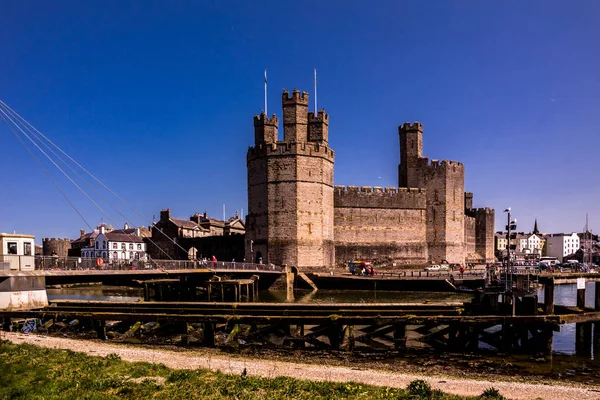Uitzicht op het strand van het historische kasteel Caernafon, Gwynedd in Wales - Verenigd Koninkrijk — Stockfoto