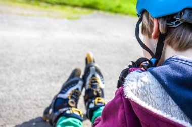 Silindir-bıçaklar oturan ve maden suyu içme ve yemek yeme giyen küçük çocuk