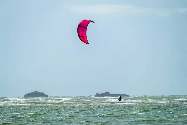 Newborough, Wales - április 26, 2018: Kite szórólap, szörfözés-on Newborough beach - Wales - Uk — Stock Fotó