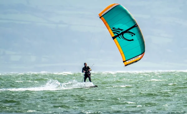 Newborough, Pays de Galles - 26 avril 2018 : Kite flyer surf at Newborough beach - Pays de Galles - Royaume-Uni — Photo