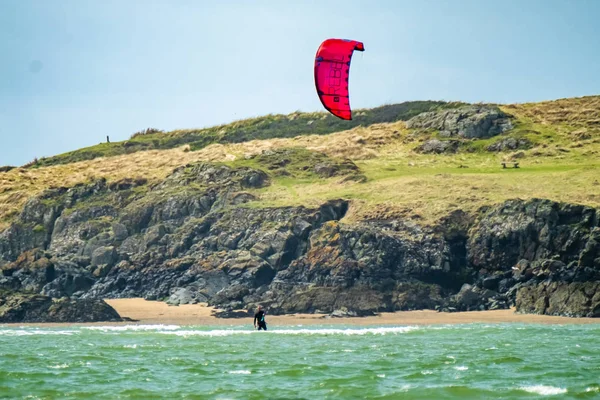 Newborough, Wales - április 26, 2018: Kite szórólap, szörfözés-on Newborough beach - Wales - Uk — Stock Fotó