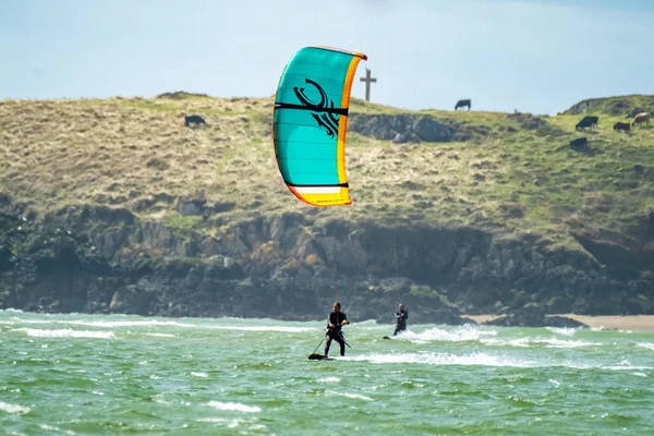 Newborough, País de Gales - 26 de abril de 2018: Kite flyer surfing at Newborough beach - Wales - UK — Fotografia de Stock