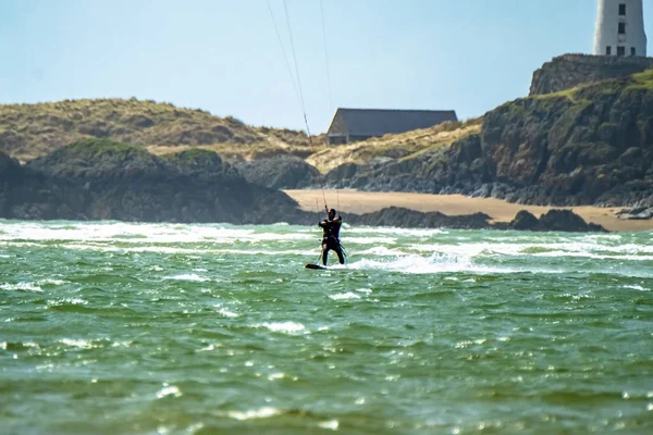 Newborough, Wales - április 26, 2018: Kite szórólap, szörfözés-on Newborough beach - Wales - Uk — Stock Fotó