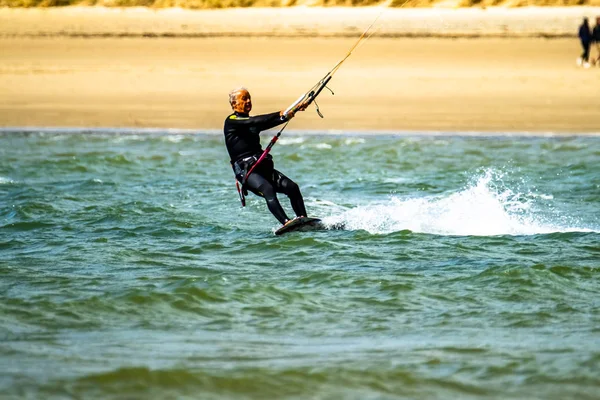 Newborough, Wales - április 26, 2018: Kite szórólap, szörfözés-on Newborough beach - Wales - Uk — Stock Fotó