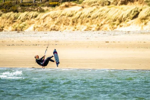 Newborough, Wales - április 26, 2018: Kite szórólap, szörfözés-on Newborough beach - Wales - Uk — Stock Fotó