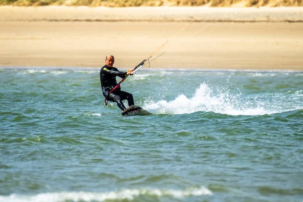 Newborough, Wales - április 26, 2018: Kite szórólap, szörfözés-on Newborough beach - Wales - Uk — Stock Fotó