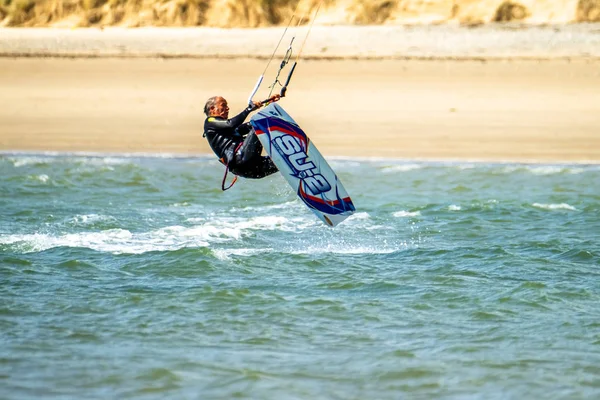 Newborough, Wales - április 26, 2018: Kite szórólap, szörfözés-on Newborough beach - Wales - Uk — Stock Fotó