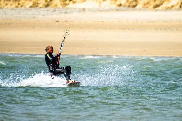 Newborough, Wales - április 26, 2018: Kite szórólap, szörfözés-on Newborough beach - Wales - Uk — Stock Fotó