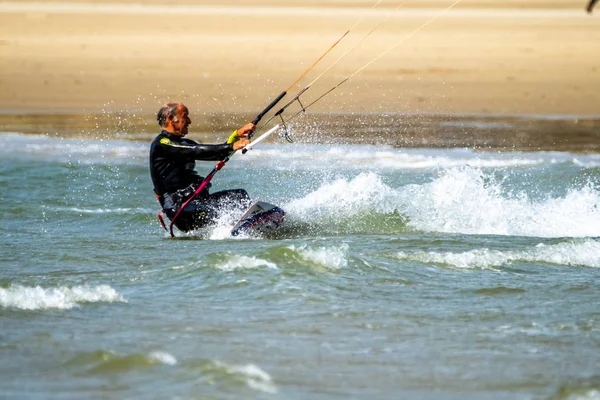 Newborough, Wales - április 26, 2018: Kite szórólap, szörfözés-on Newborough beach - Wales - Uk — Stock Fotó