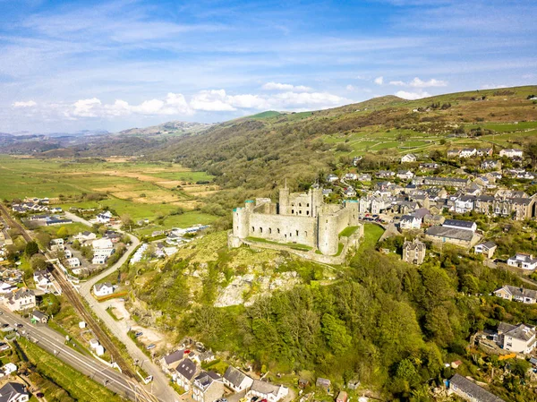 Luchtfoto van de skyline van Harlech met zijn 12e-eeuwse kasteel, Wales, Verenigd Koninkrijk — Stockfoto